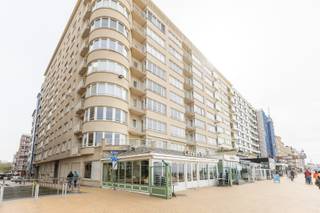 <strong>LICHTRIJK APPARTEMENT MET LATERAAL ZEEZICHT</strong><br /><br />In de standingvolle residentie Kursaal, gelegen in de IJzerstraat 30B te Oostende, bevindt zich dit stijlvol appartement op de 4e verdieping. Gelegen in een rustige zijstraat van de zeedijk, op wandelafstand van het Kursaal, biedt deze ligging het perfecte evenwicht tussen stadsleven en zee.<br />Het appartement is instapklaar en in perfecte staat. De inkomhal met handige berging leidt naar een lichtrijke woonkamer met aangenaam lateraal zeezicht. Aansluitend bevindt zich de open, volledig ingerichte keuken, voorzien van onder andere een vaatwasmachine. Verder zijn er twee volwaardige slaapkamers en een recent vernieuwde badkamer.<br />In de residentie is er een privatieve kelder en een gemeenschappelijke fietsenberging beschikbaar.<br /><br /><strong>Praktische informatie: </strong>
<ul>
	<li>Oppervlakte: 75 m²</li>
	<li>Provisie op vaste kosten: 100€ / maand</li>
	<li>EPC: label C </li>
</ul>