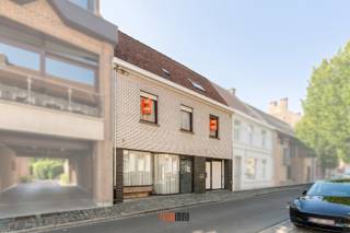 In de Hoogstraat 9 vinden we deze karaktervolle rijwoning waar het grote woonvolume (307m²) je zeker kan verrassen.<br />Een pand met geschiedenis, een kroeg, een kruidenierswinkel en jarenlang een gekende beenhouwerij. De eigendom vraagt een grondige renovatie, maar met wat verbeelding ziet men dat hier een fantastische gezinswoning kan gecreëerd worden. <br /><br />Dankzij de grote bewoonbare oppervlakte, is een uitbreiding hier niet nodig. De bestaande ruimtes kunnen perfect ingericht worden tot de eigen familiale situatie.<br />De voormalige winkel kan eventueel ook verbouwd worden tot garage.<br /><br />Een leuke patio levert veel daglicht aan de aansluitende ruimtes, de XL woonkamer en afzonderlijke keuken kijken op de fantastische tuin (875m²) met veel kleurrijke borders, hoge bomen en een handige tuinberging. Een speelparadijs voor ravotters, een oase van rust voor natuurliefhebbers, dit met zicht op de Kerktoren van de Sint-Petrus en Pauluskerk.<br /><br />De woning biedt ruimte aan een voormalige beenhouwerij (winkel), bureau, inkomhal/fietsenberging, kelder, toilet, woonkamer, keuken, berging, gelijkvloerse badkamer. Op de verdieping bevinden zich 3 volwaardige slaapkamers, de tweede badkamer en een grote zolderruimte (met vaste trap), verder in te rechten als speelzolder, hobbyruimte, extra slaapkamers,...<br />Een woonst met geschiedenis, maar klaar voor een volgend hoofdstuk. <br />Ontdek haar veel troeven en plan vrijblijvend een bezoek in!