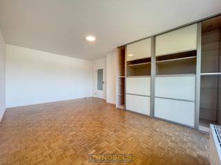 Te huur, instapklaar en energiezuinig appartement met 2 slaapkamers op topligging in RonseOp een uitstekende locatie in het hart van Ronse bevindt...