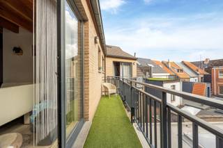 Op zoek naar een gezellige stek in het bruisende centrum van Lier? Dan is dit duplex appartement helemaal jouw ding!<br />Met 55 m² woonoppervlak, slim verdeeld over twee verdiepingen, biedt dit knappe appartement alles wat je nodig hebt. De duplex-indeling zorgt voor een aangenaam ruimtegevoel en een fijne scheiding tussen leef- en slaapruimte.<br />Het zonnige terras van 4 m² is de perfecte plek voor ontspanning. <br />Het appartement ligt op de tweede verdieping, wat zorgt voor extra rust en privacy. Winkels, terrasjes, restaurants en openbaar vervoer liggen op wandelafstand.<br /><br />EPC: 374 kWh/m².<br /><br />Kortom: een instapklare duplex met karakter, op een toplocatie. Snel zijn is de boodschap! Momenteel verhuurd aan 730 euro + 40 euro A.O.<br /><br />Interesse? Plan vandaag nog je bezoek. Mogelijkheid tot aankoop van staanplaats in de ondergrondse parking.