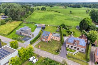 Op een uiterst landelijke ligging, in de rustige straat Voort in Geel vinden we deze unieke gerenoveerde woning in een prachtige groene omgeving terug. Ondanks deze rustige ligging genieten we toch van een vlotte verbinding met de omliggende gemeenten en verschillende faciliteiten.<br /><br />Indeling:<br />We betreden de woning via de inkomhal. Vervolgens bereiken we de volledig uitgeruste open keuken die naadloos overgaat naar de lichtrijke eet- en leefruimte. De keuken biedt tevens de toegang tot een voorraadkelder. Achterliggend bevindt zich de ruime berging/technische ruimte voorzien van de nodige aansluitingen voor wasmachine en droogkast. Verder brengt de gelijkvloerse verdieping nog een ruime slaapkamer en een badkamer uitgerust met een inloopdouche, een ligbad, een toilet en een dubbele wastafel.<br /><br />De eerste verdieping biedt 2 ruime slaapkamers, een dressing en een apart toilet. De zolderverdieping is te bereiken via een zolderluik.<br /><br />Vanuit de keuken bereiken we een zuid georiënteerde tuin. Dankzij de omliggende weilanden en het aanwezige groen is het hier heerlijk vertoeven en geniet men van een uiterst groene en landelijke omgeving met een prachtig vergezicht<br /><br />Extra:<br />- Gunstig EPC-label: B<br />- Rolluiken aanwezig<br />- Rustige omgeving<br /><br />Voor meer info of een bezoek contacteer ons via info@vastengoed.be of via 014/72 73 74.<br /><br />Wenst u een gratis schatting van uw eigendom? Contacteer ons vrijblijvend voor een afspraak.