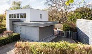 Onder optie - Compromis in opmaakDe woning is gelegen in Aalter-Brug in een rustige straat aan het kanaal op een perceel van 2440m2. Gebouwd in 2000...