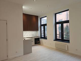 Dit zeer leuke en volledig vernieuwde appartement is gelegen op de 1ste verdieping van een gebouw dat helemaal gerenoveerd is.We betreden het appartement en komen in de living met open keuken. Het hoge plafond en de 3 ramen aan de voorzijde geven direct een zeer ruimtelijk gevoel.De keuken is voorzien van de nodige toestellen (ook vaatwasser) en heeft zéér ruime kasten. In de keuken zijn zelfs dimbare lichtstrips ingebouwd.De slaapkamer is achteraan gelegen en ook voorzien van dimbare verlichting.In de badkamer vinden we toilet, lavabo en inloopdouche. Er is in de badkamer ook plaats voorzien om een wasmachine aan te sluiten.De vaste kosten bedragen 55 Euro per maand inclusief provisie voor het waterverbruik.GELIEVE NIET TE BELLEN en enkel te reageren door naam, mailadres en telefoonnummer in te vullen, wij nemen daarna contact op met u.