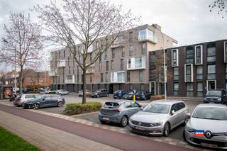 <p><span>HOBOKEN | RESIDENTIE ODIN | INSTAPKLAAR APPARTEMENT MET TWEE SLAAPKAMERS, TERRAS EN AUTOSTAANPLAATS | EPC A | </span></p><p><span>Indeling als volgt: inkomhal - leefruimte met open, volledig geïnstalleerde keuken - zonnig terras - wasplaats/bergplaats - toilet - moderne badkamer met inloopdouche en dubbel lavabomeubel - twee slaapkamers.</span></p><p><span>Extra informatie:</span></p><ul><li><span>EPC A</span></li><li><span>Bouwjaar: 2011</span></li><li><span>Nieuwe condensatieketel</span></li></ul><ul><li><span>Elektriciteit conform het AREI</span></li><li><span>Aparte meters voor elektriciteit, gas en water</span></li></ul><ul><li><span>Privatieve kelderberging &amp; ondergrondse autostaanplaats inbegrepen!</span></li><li><span>Dit energiezuinig en uitstekend onderhouden appartement is gelegen op de tweede verdieping van een recent gebouw met lift. </span></li></ul><ul><li><span>Het pand is zeer gunstig gelegen op wandelafstand van openbaar vervoer, winkels en scholen.</span></li></ul><p><span> </span></p><p><span> </span></p>
