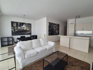 <p><span>Stijlvol en volledig gemeubeld 2 slaapkamer appartement op toplocatie!</span></p><p><span> </span></p><p><span>Volledig gemeubeld appartement voorzien van alle comfort in het centrum van Antwerpen.</span></p><p><span>We betreden het appartement en komen in de open keuken met aansluitend de leefruimte.</span></p><p><span>De keuken bevat een ingebouwde koelkast en een extra koelkast, oven, 4 pits vuur, dampkap.</span></p><p><span>Vanuit de leefruimte heeft men prachtig zicht op het net vernieuwde Operaplein.</span></p><p><span>Het appartement beschikt over 2 slaapkamers met telkens en dubbel bed.</span></p><p><span>Badkamer voorzien van een ligbad met douche scherm, wastafel in meubel met spiegel en verlichting.</span></p><p><span> </span></p><p><span>Bijzonderheden:</span></p><p><span>- minimum 1 jaar contract</span></p><p><span>- Fully furnished</span></p><p><span> </span></p><p><span>Kosten:</span></p><p><span>Vaste kost: €135/maand voor onderhoud en verbruik gemene delen.</span></p><p><span>Gas, water, elektriciteit, Brandverzekering, tv en internet individueel te betalen.</span></p><p><span> </span></p><p><span>Ligging:</span></p><p><span>Gelegen in het centrum van Antwerpen aan het vernieuwde Operaplein, nabij de Rooseveltplaats, de Meir, scholen.</span></p><p><span> </span></p>