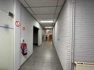 KANTOORInstapklare kantoorruimte op een gunstige locatie in het industriegebeid van Malle. Het pand biedt de mogelijkheid tot het bijhuren van...