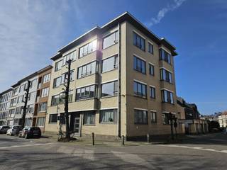 <p>Op wandelafstand van het <span><span>Stadspark</span></span> bevindt zich dit ruim en net herschilderde appartement op de gelijkvloerse verdieping. U komt binnen via de inkomhal met gastentoilet, die toegang geeft tot de lichtrijke woonkamer met grote raampartijen. De keuken sluit aan op het achterliggende balkon, een fijne plek om even buiten te zitten. Het appartement beschikt over twee slaapkamers, waarvan één met ingemaakte kast, en een badkamer uitgerust met ligbad en lavabomeubel. Daarnaast zijn er een private kelderberging en een gemeenschappelijke fietsenberging voorzien. In de gemeenschappelijke kosten is bovendien het voorschot voor het verbruik van de verwarming inbegrepen. Dankzij de praktische indeling, de aangename lichtinval en de instapklare afwerking is dit een comfortabele woonplek op een centrale locatie. Een BEZOEK aanvragen kan enkel online via WWW.VASTGOEDPARTNERS.BE</p>