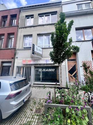 Te renoveren opbrengsteigendom- handelsruimte- 2 kleine appartementen- bouwaanvraag lopende voor 3 appartementen...