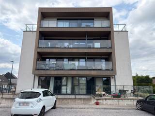 <p>Dit gelijkvloers appartement is gelegen in een rustige verkaveling aan het OLV-ziekenhuis, op fietsafstand van het stadscentrum en vlakbij invalswegen. Het appartement omvat een inkomhal, woonkamer met open keuken, aangrenzend zonneterras, berging, apart toilet, slaapkamer en badkamer. Volledig instapklaar: geïnstalleerde keuken, lichtarmaturen en verduisterende gordijnen. Verder beschikt het appartement over een ondergrondse staanplaats (en lift). Gemeenschappelijke kosten: 50 euro. Vrij vanaf 1 september 2026.</p>