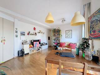 Vlakbij de paardenmarkt, het eilandje en het historische centrum van Antwerpen vinden we deze studio op een toplocatie in Antwerpen te huur.Indeling:- woonkamer + keuken- aparte slaapkamer- aparte badkamer- gemeenschappelijk dakterrasTroeven:- keuken werd recentelijk vernieuwd- lage EPC waarde- lift aanwezig in het gebouwBent u geïnteresseerd in een appartement of woning te huur in Antwerpen? Aarzel dan niet om ons te contacteren. Had u graag uw eigen eigendom te koop of te huur aangeboden contacteer ons dan voor een vrijblijvende schatting per mail naar antwerpen@dewaele.com.Ook voor alle andere vragen omtrent vastgoed, kopen of verkopen kan u steeds bij ons terecht!