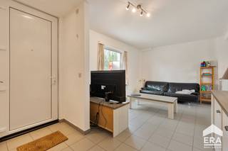 <p>Nabij het centrum van Eernegem bevindt zich deze instapklare, gerenoveerde starterwoning met twee slaapkamers. Dankzij de gunstige ligging geniet u van een vlotte bereikbaarheid, zowel met de wagen als via het openbaar vervoer – een absolute troef voor wie centraal wilt wonen. De woning werd grondig gerenoveerd en is volledig instapklaar. Op het gelijkvloers bevindt zich een gezellige en lichtrijke leefruimte die naadloos aansluit op een volwaardige, vernieuwde keuken. Deze is uitgerust met moderne inbouwtoestellen en biedt voldoende kastruimte en werkcomfort voor wie graag kookt. Aansluitend vindt u een praktische, stijlvol ingerichte badkamer voorzien van een inloopdouche, lavabomeubel en toilet, met een functionele indeling die optimaal gebruikmaakt van de beschikbare ruimte.</p><p>Op de verdieping bevinden zich twee volwaardige slaapkamers. Dankzij de nieuwe beglazing en de energiezuinige voorzieningen geniet de woning van een aangenaam wooncomfort. Bovendien is de elektriciteit conform, wat extra zekerheid biedt.</p><p>Buiten treft u een ruim, zuidgericht terras dat uitgeeft op de tuin – de ideale plek om in alle rust te ontspannen of gasten te ontvangen. Met een totale perceeloppervlakte van 559 m² biedt deze eigendom bovendien heel wat buitenruimte en mogelijkheden.</p><p>Kortom, deze energiezuinige en smaakvol gerenoveerde woning combineert comfort, functionaliteit en een uitstekende ligging, en vormt de ideale opportuniteit voor starters of wie op zoek is naar een zorgeloze, instapklare thuis.</p>