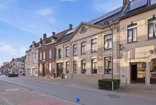 Historische eigendom in het centrum van Ingelmunster, op slechts 50 meter van de markt.<br />Momenteel ingericht als restaurant, maar dankzij de centrale ligging en de karaktervolle ruimtes biedt dit pand ook tal van mogelijkheden voor andere invullingen.<br />Het geheel beschikt bovendien over 3 garages en meerdere parkeerplaatsen achteraan het perceel, bereikbaar via de Weststraat.<br /><br /><u><strong>Indeling:</strong></u><br />Royale inkomhal, restaurantgedeelte met mooie elementen en visgraatparket,<br />traphal, professionele restaurantkeuken, dienstgang en kelder.<br /><br />Op het verdiep:<br />- privé-keuken<br />- mogelijkheid tot 5 slaapkamers<br />- badkamer<br />- opbergruimtes<br />- zolder bereikbaar via trapluik<br /><br />Mooie stadstuin met veel privacy.<br />3 garages met elektriciteit, water & alarm.<br />Privé parking met parkeerplaats voor meerdere wagens en elektrische schuifpoort.<br /><br /><u><strong>Details:</strong></u><br />- centrale verwarming - 5 warmtepompen & 2 boilers op aardgas<br />- regenwater<br />- alarmsysteem & camera's<br />- 33 zonnepanelen van 410 WP en omvormer 15000 WP<br />- conform gekeurde elektrische installatie<br />- epc D: geen renovatieplicht!<br />- De volledige inboedel is optioneel over te nemen (professionele keuken - meubilair restaurant & tuinmeubelen)<br />- Deze eigendom biedt ook mogelijkheden als projectontwikkeling<br /><br /><u><strong>Contact:</strong></u><br />Voor meer informatie of een bezoek, contacteer Stijn op 0491 61 42 19 of info@stijndebusschere.be.