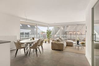 <p><span>Aan het Guido Gezelleplein, midden in het centrum van Staden bevindt zich dit prachtige penthouse.</span><br /><span>Dankzij deze centrale ligging in Staden heb je diverse buurtwinkels op wandelafstand!</span><br /><br /><span>De indeling van het appartement is als volgt:</span><br />Inkomhal met apart toilet, lichtrijke leefruimte met open keuken, bergruimte/wasplaats, zeer ruim/ zonnig terras, slaapkamer 1, badkamer, slaapkamer 2 en slaapkamer 3 met aansluitend badkamer.<br /><br /><span>Mogelijkheid om parkeerplaats mee aan te kopen.</span><br /><span>Een gemeenschappelijke vuilnisberging en een fietsenberging is voorzien.</span><br /><br /><span>Het appartement komt in aanmerking voor de 6% BTW - regel!<br /><br />PLUSPUNTEN:<br />- 6% BTW<br />- LICHTRIJKE LEEFRUIMTE<br />- RUIM TERRAS<br />- EPC A</span></p>