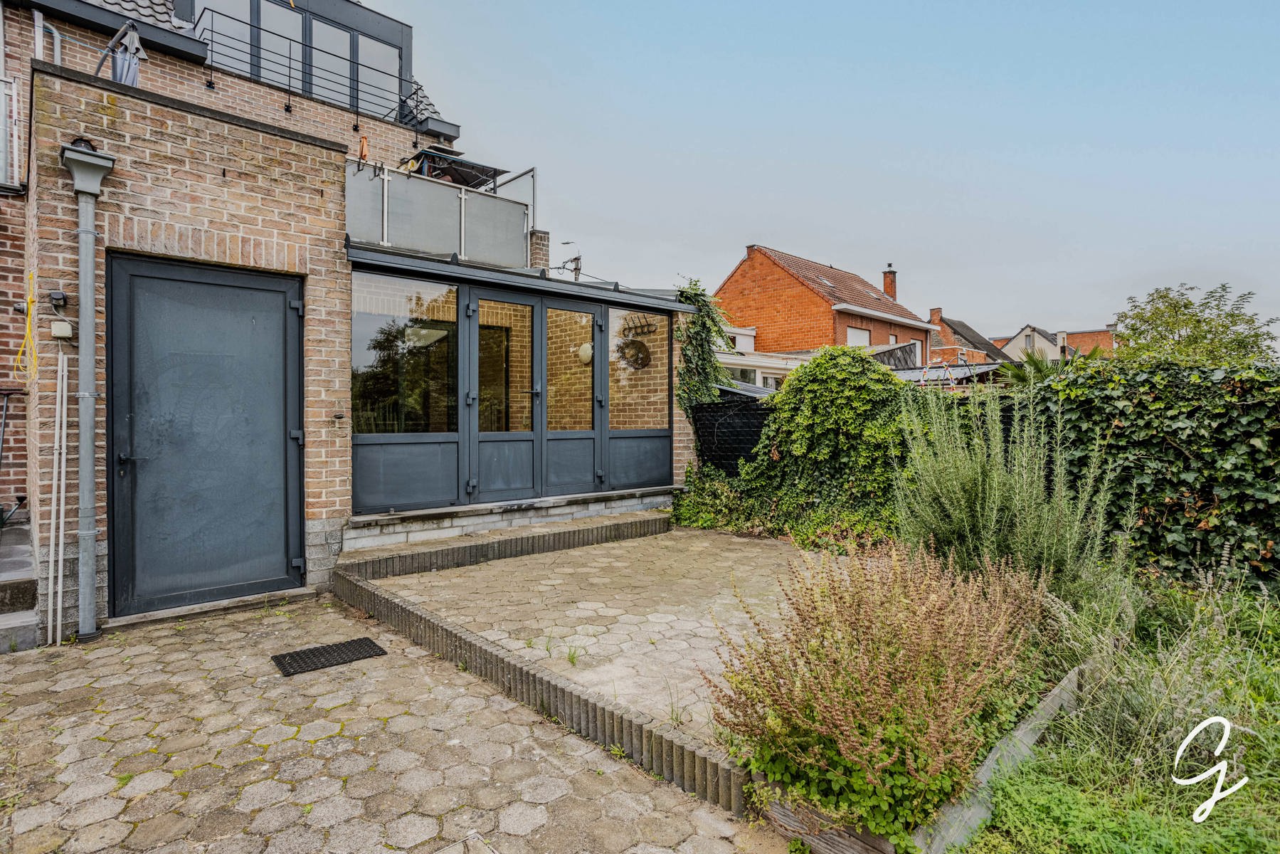 Ruim gelijkvloers app met autostaanplaats en mooie tuin - foto 4