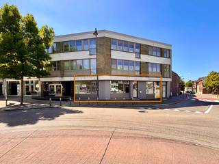 Een kantoorruimte op een absolute <strong>toplocatie </strong>in het hart van Zutendaal.<br />Deze ruimte bevindt zich op <strong>de meest zichtbare plaats</strong> in het centrum, waar dagelijks veel verkeer passeert, ideaal voor wie op zoek is naar <strong>maximale zichtbaarheid</strong> voor zijn onderneming.<br />Dankzij de <strong>uitstekende verbindingen</strong> met omliggende gemeentes is het kantoor bovendien <strong>vlot bereikbaar</strong>, zowel voor klanten als medewerkers.<br />De ruimte geniet van veel natuurlijke lichtinval, wat niet alleen een aangename werksfeer creëert maar ook bijdraagt aan een <strong>professionele uitstraling.</strong><br />Met zijn grote potentieel en flexibele indelingsmogelijkheden biedt dit kantoor je de unieke kans om alles volledig naar jouw hand te zetten.<br />Kortom: een ideale plek om jouw zaak te laten groeien.