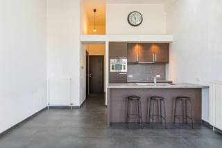 <h3><span>Appartement spacieux d'une chambre à Cadix</span></h3><p><span>Ce bel appartement spacieux est situé dans l'agréable quartier de Cadix, un quartier charmant et animé à proximité de l'Eilandje. L'appartement allie un agencement spacieux à une ambiance agréable et moderne, ainsi qu'à de hauts plafonds qui lui confèrent une sensation d'espace et de légèreté.</span></p><p><span>L'espace de vie est spacieux et bénéficie d'une belle luminosité. La cuisine ouverte s'intègre harmonieusement à l'espace de vie, créant un cadre de vie convivial et pratique. L'appartement dispose également d'une chambre, d'un balcon et d'un débarras fermé pouvant accueillir une machine à laver. </span></p><p><span>L'appartement est proposé à la location à € s 950 par mois, avec une provision mensuelle de € s 100 pour les charges communes.</span></p><p><span>Le locataire doit souscrire lui-même ses abonnements au gaz, à l’eau et à l’électricité.</span></p><p><span>Un beau logement pour ceux qui recherchent un appartement spacieux et agréable, idéalement situé dans le quartier de Cadix.</span></p>