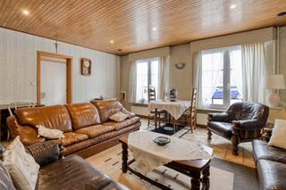 <p>Ruime, te renoveren woning (vroegere handelswoning) met mooie tuin en veel potentieel op een perceel van 1200m². Indeling als volgt; Inkomhal met woonkamer. Grote leefruimte met aansluitend de keuken en de badkamer. Apart toilet. Tussenverdieping met 1 slaapkamer. Verdieping met 3 ruime slaapkamers en toilet. Zolderverdieping waar extra kamers gemaakt kunnen worden. Koele en droge kelder aanwezig. Gezellig terras van waaruit er toegang is tot de werkplaats en de mooie, zongeoriënteerde tuin achteraan. Garage aanwezig. Centrale verwarming op aardgas. De woning is zeer goed gelegen nabij alle voorzieningen. </p>