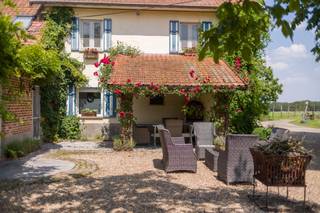 We bevinden ons in het mooie Oudsbergen. De villa is gelegen in een doodlopende straat en omgeven door groen en vergezichten. Het domein is...