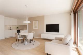 int-Idesbald : In het charmante Sint-Idesbald, op wandelafstand van “Ster der Zee” en de zeedijk, bevindt zich dit te renoveren gelijkvloers appartement. Het pand beschikt over twee slaapkamers en een extra blinde kamer die perfect kan dienen als dressing, bureau of berging. De leefruimte en aparte keuken bieden een mooie basis om naar eigen smaak en stijl te vernieuwen.
<p>Een groot pluspunt is de privatieve tuin, een echte troef voor wie aan zee wil genieten van extra buitenruimte. Dankzij de gunstige ligging dicht bij strand, winkels en restaurants combineert dit appartement het beste van twee werelden: rust en ontspanning met alle voorzieningen vlakbij. Dit is een unieke kans voor wie op zoek is naar een renovatieproject aan de kust met veel potentieel.<br /><br />Troeven : </p>
<ul><li>Privatieve tuin! </li><li>2 slaapkamers + blinde kamer</li><li>Gelegen nabij Ster Der Zee! </li></ul>
<br />Meer informatie? Contacteer ons op 058 51 92 95 of op simon@eraservimo.be<br />