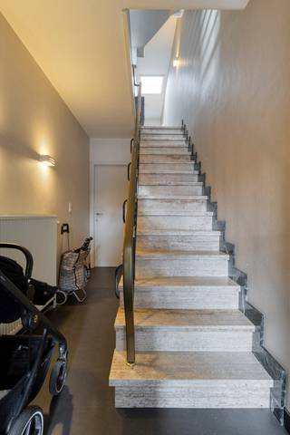 <span><strong>BEZOEK INPLANNEN ENKEL MOGELIJK VIA MAIL/CONTACTAANVRAAG.<br /><br />Duplex met twee slaapkamers, tuin en garage.</strong> <br /><br /><strong>Indeling: <br /></strong>Via de trap komen we op de eerste verdieping met een aparte hal. Vanuit de hal kunnen we de lichte leefruimte betreden. Deze is uitgerust met airco en geeft de toegang tot de recente keuken, voorzien van: combi-oven, gasvuur, dampkap, ijskast met vriesvak, natuurstenen werkblad en voldoende kastruimte. Via de nachthal is er nog de toegang tot de eerste slaapkamer en tot de badkamer. De badkamer is uitgerust met ligbad, wastafel, toilet en voorzieningen voor wasmachine en droogkast. Via de hal en de vaste trap bereiken we de tweede verdieping. Deze is ingedeeld met een bureaukamer, de tweede slaapkamer en een bergruimte. <br /><br /><strong>Bijzonderheden:</strong> <br />Airco in de leefruimte. <br />Ruime tuin en staanplaats in garagebox inclusief huurprijs.<br />EPC: 385 kWh/(m² jaar). <br /><br /><strong>Ligging:</strong> <br />Gelegen te Wommelgem met een goede bereikbaarheid maar tevens ook nabij groen (Fort Wommelgem/natuurgebied Koude Beek). Nabij grote invalswegen en een vlotte verbinding naar omliggende gemeenten en in de nabije omgeving van scholen, winkels en horeca-aangelegenheden.</span>