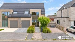 Welkom in de Vrijgeweidestraat 106, een recente en instapklare halfopen bebouwing gelegen in het landelijke Baliebrugge. Deze woning uit 2018 combineert hedendaags wooncomfort met een praktische indeling.<br /><br />Via de inkomhal met ingemaakte kast en gastentoilet bereikt u de lichtrijke leefruimte met aansluitende eetplaats. Grote raampartijen en de schuifdeur zorgen voor veel natuurlijk licht en een mooi contact met de tuin. Aansluitend bevindt zich de volledig uitgeruste keuken met keukeneiland en diverse inbouwtoestellen. Verder beschikt het gelijkvloers over een praktische berging en een ruime garage met elektrische poort.<br /><br />Op de eerste verdieping bevinden zich drie volwaardige slaapkamers, een ruime badkamer met ligbad, inloopdouche en dubbele lavabo, en een afzonderlijk toilet.<br />Via een vaste trap bereikt u de volledig geïsoleerde zolder, die tal van mogelijkheden biedt zoals een extra slaapkamer, bureau of hobbyruimte. Buiten geniet u van een aangename tuin met terras, tuinhuis en houten overkapping.<br /><br />Warm geworden van deze instapklare woning? Contacteer ons vandaag nog voor meer informatie of een bezoek ter plaatse! <br /><br />De vermelde prijs is een richtprijs; elk bod wordt voorgelegd aan de eigenaar, die het recht heeft dit te aanvaarden of te weigeren.<br /><br />Neem voorsprong met een vrijblijvende schatting via:<br />www.residentievastgoed.be/gratisonlineschatten