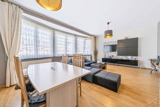 <span>Dit ruime duplexappartement van ongeveer 112 m² is gelegen op de 3e en 4e verdieping van een klein gebouw, in de onmiddellijke nabijheid van winkels, scholen en de belangrijkste invalswegen.<br /></span><span>De eerste verdieping bestaat uit een inkomhal, een aangename woon- en eetkamer, een ingerichte keuken met toegang tot een overdekt terras, een badkamer en een slaapkamer.<br /></span><span>Op de bovenverdieping beschikt het duplexappartement over drie bijkomende, kleinere slaapkamers en een bureau.<br /></span><span>Het gebouw zal binnenkort belangrijke dakwerken ondergaan. Het dak wordt volledig vernieuwd en geïsoleerd met behulp van het momenteel beschikbare reservefonds. Deze werken zullen bijdragen tot een aanzienlijke verbetering van het EPC.<br /></span><span>Het appartement beschikt bovendien over een individuele verwarmingsketel op gas. </span><span>Een bezoek meer dan waard!</span>