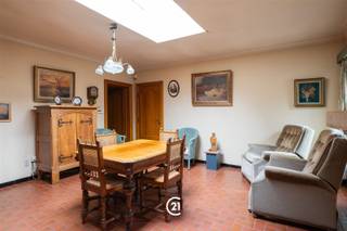 <p>Op een uiterst gunstige ligging in Meire, op wandelafstand van het centrum Zottegem, supermarkten en scholen, bevindt zich deze veelzijdige woning met handelsruimte, grote inpandige garage, verrassend veel opslagplaats en vier slaapkamer.</p><p>Vooraan de woning bevindt zich een handelsruimte die perfect kan dienen voor een zelfstandige activiteit. Aansluitend vindt u een uitzonderlijk ruime inpandige garage met voldoende hoogte voor het stallen van een bestelwagen of dergelijke. Bovendien is hier ook een werkende koelruimte aanwezig.<br />Naast de garage, omvat de woning eveneens een bijkomende werkplaats en kelder, waardoor er heel wat stockagemogelijkheden zijn.</p><p>De leefruimte sluit naadloos aan op de keuken. Op het gelijkvloers bevinden zich ook de badkamer en het toilet.<br />Op de eerste verdieping treft u maar liefst vier volwaardige slaapkamers. De ruime zolderverdieping biedt bovendien de mogelijkheid om nog twee extra kamers te creëren.</p><p>Een absolute troef van deze woning is de buitenruimte. Achteraan geniet u van het gezellige terras en de aangename zuidgerichte tuin, zeldzaam op deze centrale locatie in het hart van Zottegem.</p><p>Een eigendom met veel ruimte, potentieel en dat op een toplocatie. Ontdek zelf de mogelijkheden van deze eigendom tijdens een bezoek ter plaatse!</p>