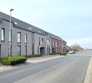 Nieuwbouwappartement op 2de verdiep met 1 slaapkamer te huur in Geluwe.Bestaat uit: inkomhal, toilet, berging, leefruimte, eetruimte, keuken,...