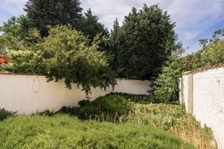 <p><span>In een rustige straat bevindt zich deze volledig te renoveren woning met een aangename noordwestgerichte tuin. Een ideale opportuniteit voor wie op zoek is naar een renovatieproject dat volledig naar eigen smaak kan worden ingericht.</span></p><p><span>Op het gelijkvloers bevinden zich een leefruimte met eetplaats, een aparte keuken en een veranda die uitkijkt op en toegang geeft tot de tuin. Op de eerste verdieping zijn er twee volwaardige slaapkamers en een compacte derde ruimte, die perfect kan worden ingericht als toekomstige badkamer.</span></p><p><span>Daarnaast beschikt de woning over een ruime zolder met uitbreidingsmogelijkheden en een kelderverdieping met extra bergruimte.</span></p><p><span>De woning dient volledig gerenoveerd te worden. Er is momenteel geen centrale verwarming of sanitaire installatie aanwezig en een deel van de ramen is nog voorzien van enkele beglazing. Dankzij de praktische indeling, de uitbreidingsmogelijkheden en de rustige ligging vormt dit pand echter een uitstekende basis voor wie een woning volledig naar eigen wensen wil creëren.</span></p><p><span>Een interessante kans voor renovatieliefhebbers, investeerders of handige doe-het-zelvers die het potentieel van deze woning weten te benutten.</span></p>
