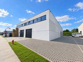 Deze uitstekend gelegen recente KMO-unit op bedrijventerrein De Grote Nest in Evergem biedt een veelzijdige ruimte voor opslag en/of atelieractiviteiten.<br />De loods van 350 m² beschikt over een mezzanine van 72 m² en drie privatieve parkeerplaatsen.<br /><br />Dankzij de ligging op slechts enkele kilometers van de R4 geniet u van een vlotte verbinding richting Zelzate, Gent en de E40/E17.<br /><br />De geïsoleerde loods is opgebouwd uit een betonstructuur met een betonnen dak en betonnen binnen- en buitenwanden.<br />Een vrije hoogte van circa 7 à 8 meter biedt tal van gebruiksmogelijkheden.<br />
<ul>
<li>Twee sectionaalpoorten en een afzonderlijke toegangsdeur</li>
<li>Gepolierde betonvloer</li>
<li>Lichtstraat voor natuurlijke lichtinval</li>
<li>Ledspots</li>
<li>Eigen sanitair</li>
<li>Mezzanine van 72 m²</li>
<li>Beschikbaar vanaf 01/11/2026</li>
</ul>
<br />De huurprijs is exclusief btw, onroerende voorheffing en gemeenschappelijke (50 €/maand) en privatieve kosten.<br />Interesse? Een bezoek is mogelijk op afspraak met Thomas - 0475 32 51 89.
