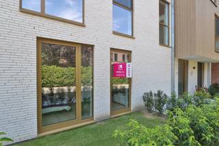 Dit <strong>gelijkvloers nieuwbouwappartement</strong>, recent opgeleverd binnen het BEN-project “<em>Het Perron</em>”, combineert comfortabel wonen met een uitstekende ligging aan het station, de fietsostrade en op wandelafstand van het centrum van Beveren.<br /><br />Het appartement beschikt over een <strong>bewoonbare oppervlakte van 105,25 m²</strong> en omvat <strong>twee slaapkamers</strong>. De aangename leefruimte geeft uit op het <strong>ruime zuidwest georiënteerde terras van 13,6 m²</strong>, dat <strong>afgebakend is met een haagje</strong>, waardoor u in alle privacy kan genieten van het buitenleven. De terrassen en tuintjes van de gelijkvloerse appartementen zijn bovendien gelegen in een grote, afgesloten gemeenschappelijke tuin, wat zorgt voor een groene, rustige en veilige woonomgeving.<br /><br />De <strong>keuken kan nog volledig naar eigen smaak en budget gekozen worden</strong>. <strong>Bovenop het bestaande keukenbudget geniet u bovendien van een extra keukenbudget ter waarde van € 5.000</strong>, waardoor u nog meer vrijheid heeft om uw droomkeuken samen te stellen.<br /><br />Op technisch vlak is het appartement uitgerust met <strong>vloerverwarming</strong>, een <strong>energiezuinige warmtepomp</strong>, <strong>zonnepanelen</strong> en een <strong>ventilatiesysteem type D</strong>, wat garant staat voor een aangenaam binnenklimaat, een laag energieverbruik en maximaal wooncomfort.<br /><br />Dankzij het <strong>BEN-label (E-peil max. E10)</strong> woont u hier bijzonder energiezuinig en toekomstgericht. Dit vertaalt zich niet alleen in lagere energiekosten, maar ook in <strong>financiële voordelen</strong>, zoals <strong>100% korting op de onroerende voorheffing gedurende 5 jaar</strong>.<br /><br />Daarnaast beschikt het project over een <strong>volledige ondergrondse parking</strong>, rechtstreeks toegankelijk vanuit het gebouw, met <strong>autostaanplaatsen, kelderbergingen en fietsenstallingen</strong>.<br /><br />Dit appartement komt bovendien in aanmerking voor de <strong>6% BTW*-regeling voor eigen bewoning</strong>.<br />Ook is het een interessante opportuniteit met <strong>6% BTW* voor investeerders</strong>! Geniet van een verlaagd BTW-tarief mits <strong>15 jaar verhuur</strong>, wat zorgt voor een lagere instap en een aantrekkelijk rendement op lange termijn.<br />(*mits voldaan wordt aan de wettelijke voorwaarden)<br /><br />Bent u op zoek naar een instapklaar, energiezuinig gelijkvloers appartement met 2 slaapkamers, een privatief terras, moderne technieken en een groene gemeenschappelijke tuin op een topligging?<br />Graag laten we u dit appartement persoonlijk ontdekken. Neem gerust contact met ons op voor bijkomende informatie of een bezoek via verkoop@homevast.be of tel. 03 344 77 44.