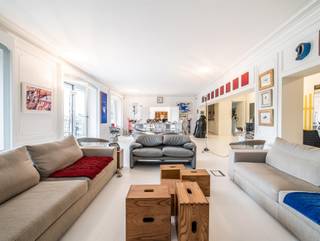 Voor het Square du Bois, eigentijds appartement van ± 346 m², volledig gerenoveerd in 2010 met aandacht voor detail.Dit appartement beslaat de gehele...