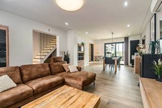 [[ DIT PAND NEEMT DEEL AAN DE ERA OPEN HUIZEN DAG OP 19/9 VAN 16:00 TOT 17:00 ]]
<p>Instapklare halfopen bebouwing nabij het centrum van Buggenhout en het Buggenhoutbos.</p>

<p>Deze ruime woning combineert een praktische indeling met een uitstekende ligging dichtbij winkels, scholen, openbaar vervoer en belangrijke invalswegen. Dankzij de grote kamers, 2 badkamers en de instapklare afwerking is dit huis ideaal voor grote gezinnen of wie extra comfort zoekt. De handige zijingang biedt een vlotte toegang voor fietsen en afval, wat het dagelijks gebruik extra praktisch maakt. De ruime veranda en de tuin van 300 m² zorgen bovendien voor extra leefruimte en ontspanning. Met vrij zicht en een rustige, centrale ligging woon je hier op een aangename locatie in Buggenhout.</p>

<p>Belangrijkste ruimtes:<br />• Ruime woonkamer (33 m²) met veel lichtinval<br />• Keuken (10 m²) met praktische indeling<br />• Veranda (36 m²) met zicht op de tuin<br />• 3 grote slaapkamers, ideaal voor gezinnen<br />• Badkamer (6 m²) met ligbad, dubbele wastafel en ingemaakte kasten<br />• Tweede badkamer (4 m²) met douche en toilet<br />• Wasplaats (6 m²) met aansluitingen voor wasmachine en droogkast<br />• Garage (17 m²) met extra bergruimte<br />• Tuin van 300 m² om volop buiten te genieten</p>

<p>Troeven:<br />• Handige zijingang voor fietsen en afval<br />• Grote kamers en 2 badkamers, volledig instapklaar<br />• Centrale ligging nabij centrum Buggenhout, station en Buggenhoutbos</p>

<p>Neem vandaag nog contact op met je ERA-makelaar voor een bezoek. JOUW DROOMHUIS. ZO GEVONDEN!</p>
