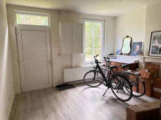 <div>
<div>
<section>
<div>
<div>
<div>
<div>
<div>
<div>
<p><strong>Gerenoveerde woning met 3 slaapkamers en grote tuin in Balen</strong></p>
<p>Deze verzorgde en gerenoveerde woning is rustig gelegen in een zijstraat parallel aan de Wezelbaan in Balen en biedt een comfortabele woonomgeving met veel ruimte, zowel binnen als buiten.</p>
<p>De gelijkvloerse verdieping omvat een gezellige leefruimte met aansluitende eetkamer, twee slaapkamers, een volledig geïnstalleerde keuken en een badkamer uitgerust met ligbad, toilet en lavabomeubel. Verder beschikt de woning over een inpandige garage met aansluitend een praktische cv-ruimte/berging.</p>
<p>Aan de achterzijde bevindt zich de veranda waar U geniet van een mooi uitzicht de grote tuin.</p>
<p>Via een vaste trap in de eetkamer bereikt u de eerste verdieping, waar zich een derde, zeer ruime slaapkamer bevindt.</p>
<p>Daarnaast is er een kelder aanwezig, ideaal als extra opslagruimte.</p>
<p><strong>Troeven van deze woning:</strong></p>
<ul>
<li>Gerenoveerde woning</li>
<li>3 slaapkamers</li>
<li>Grote tuin</li>
<li>Inpandige garage en berging</li>
<li>Kelder aanwezig</li>
<li>Rustige ligging nabij de Wezelbaan</li>
<li>Goede bereikbaarheid en aangename woonomgeving</li>
</ul>
<p>Bent u op zoek naar een instapklare woning met veel ruimte en een mooie tuin in een rustige omgeving? Dan is deze woning zeker een bezoek waard.</p>
<p><strong>Interesse? Neem gerust contact op voor meer informatie of een bezichtiging.</strong></p>
</div>
</div>
</div>
</div>
<div></div>
</div>
</div>
</section>
</div>
</div>
<div></div>
