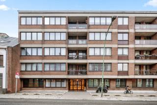 Dit instapklare appartement is gelegen in het hart van Tienen en biedt een standaard van comfort en luxe. Het appartement beschikt over een ruime leefruimte waar het zeer gezellig vertoeven is en heeft 1 slaapkamer. Het is volledig gerenoveerd in 2017, waardoor het een moderne uitstraling heeft. De bewoonbare oppervlakte van 80m² biedt voldoende ruimte voor een comfortabele leefomgeving. Daarnaast beschikt het appartement over 1 badkamer, die ook volledig gerenoveerd is. De badkamer is voorzien van moderne voorzieningen. Kortom, dit appartement biedt alles wat u nodig heeft voor een comfortabel verblijf of investering in Tienen. Neem snel contact op en boek een afspraak!