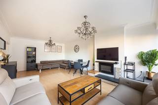 <p><span>Op zoek naar een ruim appartement dat meteen goed zit? Op de tweede verdieping van een verzorgd gebouw wacht een lichte thuis met drie slaapkamers, een vernieuwde keuken en badkamer, een oostgericht terras én een garagebox dat verplicht aan te kopen is aan €25.000, . Je woont bovendien vlak bij het Krugerplein, met leuke adressen en openbaar vervoer op wandelafstand.</span></p><p><span>Licht, ruimte & een vleugje karakter</span></p><p><span>Via de veiligheidsdeur stap je een royale inkomhal van ca.14 m² binnen, met een ingemaakte vestiaire. De laminaatvloer loopt door naar de woonkamer, waar 33 m² leefruimte en veel ramen voor een open, luchtig gevoel zorgen. De westgerichte oriëntatie haalt in de namiddag mooi licht naar binnen. De authentieke schouw kreeg een frisse update met een elektrische sfeerhaard: een charmant detail dat de kamer net wat meer karakter geeft.</span></p><p><span>De aparte keuken werd in 2026 gerenoveerd en is strak uitgewerkt met greeploze kasten en veel handige schuiven. Koken doe je op inductie, met een heteluchtoven, microgolfoven, dampkap en vaatwasser binnen handbereik. Een grote koelkast en diepvriezer, ruime spoelbak en ingebouwde spotjes maken het geheel compleet.</span></p><p><span>Ook de badkamer werd in 2026 vernieuwd. Hier krijg je een ruime inloopdouche, breed lavabomeubel, spiegelkasten, handdoekradiator en toilet. De aansluiting voor de wasmachine zit netjes weggewerkt in een omkasting. Er is nog een tweede apart toilet voorzien van een lavabo.</span></p><p><span> </span></p><p><span>Drie slaapkamers & buitenruimte</span></p><p><span>Met drie slaapkamers is er plaats voor een gezin, een royaal thuiskantoor of een combinatie van slapen, werken en hobby. Aan de oostzijde ligt het terras, een fijne plek om de dag in de ochtendzon te starten met uitzicht op de gemeenschappelijke tuin. In de kelder hoort bovendien een droge berging van ca. 4 m² bij het appartement. De verplicht aan te kopen garagebox bevindt zich op -2.</span></p><p><span> </span></p><p><span>Borgerhout op z’n gezelligst</span></p><p><span>Hier woon je midden in een levendig stukje Borgerhout. Het Krugerplein ligt vlakbij, met adressen als Bar Leon, Frituur Tina en Borgo Gelato in de buurt. Ook rond het Vinçotteplein, de Kattenberg en het Laar vind je horeca en ontmoetingsplekken, terwijl De Roma en Rataplan nooit ver weg zijn. Voor dagelijkse boodschappen, tram en bus hoef je evenmin ver. Een buurt met veel leven, maar tegelijk alles praktisch dichtbij.</span></p>