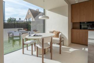 Alleenstaande en luxueus gerenoveerde villa op een rustige en residentiële ligging in een doodlopende straat te Knokke, genietend van alle discretie. <br />Indeling: stijlvolle inkomhall met gastentoilet, zonovergoten leefruimte bestaand uit: Gezellige salon met open gashaard, een nieuw uitgebouwde ruimte die dienst kan doen als bureau of 2e zithoek met schuifdeur, grote eetplaats, prachtige eyecatcher keuken voorzien van maatwerk en natuursteen met gezellige 2e ontbijthoek. <br />Bijkeuken en zeer praktische ruime bergruimte voor fietsen en andere. <br />Leefruimtes en keuken geven uit op het zonnige terras en de mooie brede tuin. (Mogelijkheid tot aanleg van een zwembad.)<br />Op het verdiep: <br />Masterbedroom met zicht op groen en voorzien van inloopdressing, volwaardige badkamer en suite met ligbad, inloopdoche, wc en dubbele lavabo. <br />Bijkomend 3 ruime lichtrijke slaapkamers, telkens voorzien voor een dubbel bed. <br />Afzonderlijke ruime complete badkamer en apart toilet. <br />Ruime zolderruimte. <br />Technische aspecten: energiezuinige villa die verwarmd wordt via een warmtepomp, overal vloerverwarming. Gelijkvloers en verdieping werden voorzien van pre-airco leidingen en maatwerk is ook op afgestemd om toestellen te plaatsen.<br />Aankoop onder registratierechten. <br />Meubels en decoratie zijn inbegrepen in de aankoop. <br /><br />Een realisatie van Scratch en De Maatwerker. <br /><br />Bezoek warm aanbevolen en steeds mogelijk op afspraak.