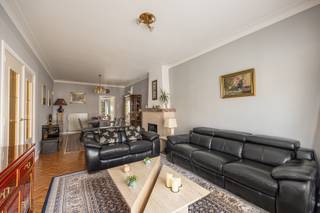Klassieke woning <strong>met 3 a 4 slaapkamers </strong>in perfecte staat van onderhoud. De woning is gelegen in een rustige straat nabij het Rivierenhof en op wandelafstand van winkels en openbaar vervoer. Om de hoek ligt een speelpleintje. <br /><br /><strong>Indeling:</strong><br />GLV: Inkomhal met aparte wc; woon- en eetkamer; keuken met berging en terras met toegang tot de aangelegde tuin. <br />V1: 3 a 4 slaapkamers (1 is momenteel dressing), waarvan 1 met terras, en een badkamer met ligbad. <br />Ondergronds: Zeer ruime garage met vele opbergmogelijkheden en diverse bergkamers. Toegang tot de tuin. <br /><br /><strong>Bijzonderheden:</strong>
<ul>
<li>De woning werd doorheen de jaren uitstekend onderhouden. </li>
<li>Energetische renovatieplicht van toepassing. (Label E). </li>
<li>Asbestveilig. </li>
<li>Elektriciteit niet conform. </li>
</ul>
