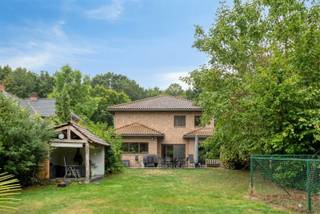 Midden in een weelderige oase van rust, strategisch gelegen op een centrale doch rustige ligging, in een felbegeerde, verkeersluwe en...