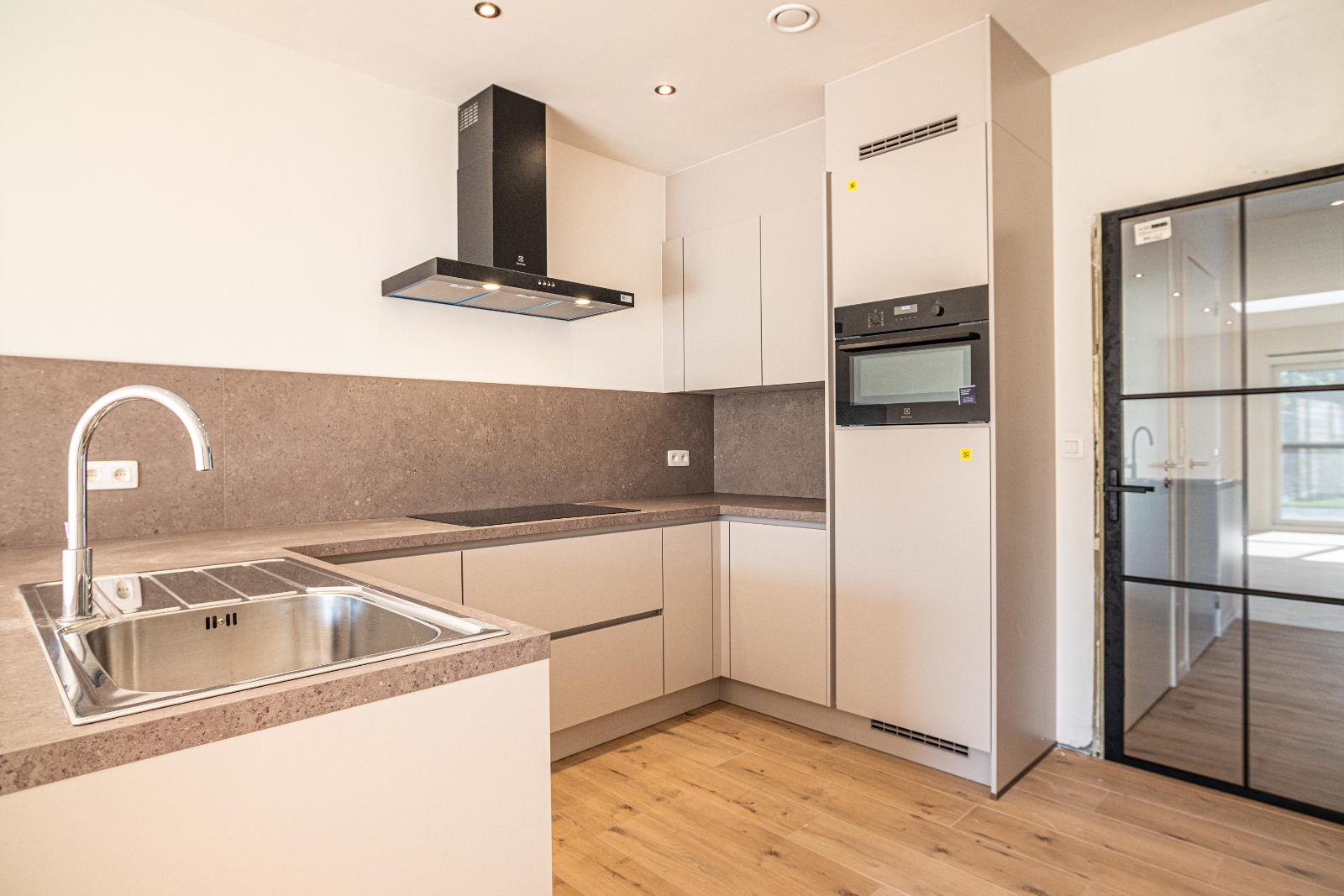 Instapklare, volledig gerenoveerde woning met tuin, terras en oprit – wonen zonder zorgen - foto 2