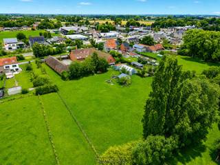 KARAKTERVOLLE commerciële site met MAXIMALE ZICHTBAARHEID langs de N60 op een RUIM PERCEEL van 8.090 m² in Huise, Kruisem. Deze eigendom in...