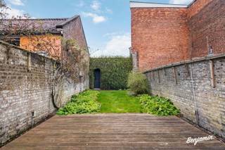 - Ideale ligging met vlotte verbinding: René Gombertstraat 14 in Menen<br />- Ruime, goed onderhouden rijwoning<br />- Karakteristieke gevel (bouwkundig geïnventariseerd erfgoed)<br />- Leefruimte met praktische keuken en veranda<br />- Handige berging<br />- Tuin met terras en uitweg <br />- Achterliggende garage<br />- 4 slaapkamers<br />- Kruipzolder met zoldertrap<br />- EPC: 494 kWh/m²/jaar (vrijgesteld van renovatieplicht want geïnventariseerd bouwkundig erfgoed), UC: 3567652<br />- Richtprijs: € 179.000