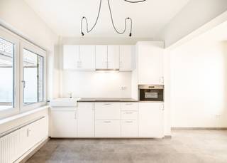 Gerenoveerde studio te koop in karaktervolle residentie Victory. Dit authentieke gebouw is gelegen op de hoek van de winkelstraat en de Lalouxlaan...