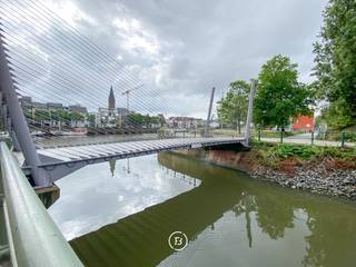 In het centrum van Gent, op een uitstekende ligging aan Portus Ganda, bevindt zich dit ruim en lichtrijk gelijkvloers appartement met...