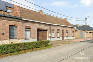 Een ruim perceel, een grote tuin en volop mogelijkheden om jouw plannen vorm te geven: deze halfopen bebouwing in de Sint-Elooistraat 38 heeft heel wat te bieden. Met 644 m² grond, een inpandige garage en een ligging dicht bij het centrum van Zeveneken vormt dit pand een interessante kans.<br /><br />Waar vroeger drie afzonderlijke woningen stonden, bevindt zich vandaag één ruime woning. Je kunt het pand naar eigen smaak renoveren tot een royale gezinswoning, maar er is ook de mogelijkheid om door verbouwing/ sloop &amp; heropbouw een volledig nieuwe woning te bouwen. Zo kies je voor een eigendom met ruimte én toekomstperspectief.<br /><br />Een van de grote troeven is de ruime tuin achteraan. Hier is plaats voor een gezellig terras, spelende kinderen, een moestuin of gewoon een fijne plek om buiten tot rust te komen. De tuin is bovendien bereikbaar via een zijweg met recht van doorgang. De inpandige garage biedt plaats voor je wagen en extra bergruimte.<br /><br />Ook de ligging maakt het plaatje compleet: winkels, school, horeca en openbaar vervoer bevinden zich vlakbij. Je geniet hier van een ruim eigendom met alle dagelijkse voorzieningen binnen handbereik.<br /><br /><br />Voor meer informatie contacteer mij op <br />alexander@woonvast.be<br />0493 72 43 26