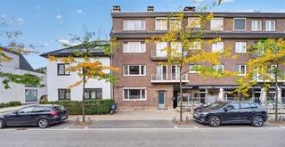 <p><strong>Gezellig 3-slaapkamerappartement in hartje Hasselt</strong></p>
<p>Op zoek naar een gezellig appartement met drie slaapkamers op een centrale locatie in Hasselt? Dit appartement combineert een praktische indeling met een uitstekende ligging, op wandelafstand van alles wat de stad te bieden heeft.</p>
<p>De woning beschikt over een aangename leefruimte, een functionele keuken, drie slaapkamers waarvan 1 kinderkamer. Het appartement biedt heel wat mogelijkheden voor wie op zoek is naar een comfortabel stadsappartement en deze eventueel naar eigen smaak wil moderniseren.</p>
<p>De ligging vormt zonder twijfel een belangrijke troef. Winkels, horeca, scholen, openbaar vervoer en het bruisende centrum van Hasselt bevinden zich allemaal in de onmiddellijke omgeving. Hierdoor is de wagen voor heel wat dagelijkse verplaatsingen overbodig. Als bewoner mag je gratis zo lang als je wilt parkeren in de buurt en jouw bezoekers hebben recht op een bezoekerskaart voor gratis parking.</p>
<p>Troeven:</p>
<ul>
<li>3 slaapkamers</li>
<li>Ruime en praktische indeling</li>
<li>Alle slaapkamers voorzien van vliegenramen</li>
<li>4 seizoenen ramen (warm in de winter, fris in de zomer)</li>
<li>ventilatie in de keuken</li>
<li>Vaatwasser</li>
<li>Grote slaapkamer is geluidsdicht geïsoleerd.</li>
<li>Nieuwe verwarmingsketel</li>
<li>Houten vloer geïsoleerd</li>
<li>Volledig conforme elektriciteitskeuring</li>
<li>Centrale ligging in Hasselt, 2 km van de autosnelweg</li>
<li>Winkels, restaurants en voorzieningen op wandelafstand</li>
<li>extra kelder berging</li>
</ul>
<p>Een ruim appartement op een toplocatie waar ruimte, bereikbaarheid en het stadsleven samenkomen. Maak snel een afspraak en ontdek zelf de mogelijkheden van dit appartement in het hart van Hasselt.</p>