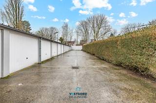 12 ruime garageboxen op wandelafstand van het centrum van Wondelgem

Vlot bereikbaar.

Afmetingen:

- Hoogte poort: 195 cm

- Breedte poort: 235 cm

- Breedte binnen: 275 cm

- Diepte: 515 cm

Zowel apart te koop als allemaal samen.

Allemaal verhuurd.

Meer informatie of een bezoek: sander@vastgoeddejonghe.be