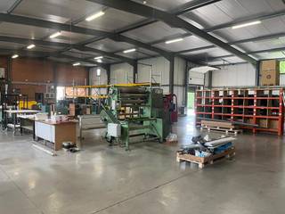 TE HUUR in Lier: prima onderhouden bedrijfsgebouw op goede zichtlocatie.Magazijn van 1.050m² met een los- en laadkadeEen gelijkvloers kantoor van...