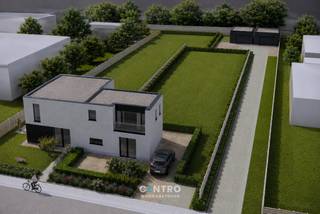 <p>Wonen én hobbyruimte of ruimte om te ondernemen, op één toplocatie in Brugge!</p>
Op zoek naar een instapklare nieuwbouwwoning die architectuur, comfort en succesvolle verdeling — én die u iets biedt wat u zelden vindt: een <strong>volwaardig magazijn achteraan het perceel</strong> ? Dan is dit project aan de Maalse Steenweg uw kans.<br />Twee exclusieve <strong>halfopen nieuwbouwwoningen</strong> met strakke, tijdloze architectuur aan de Maalse Steenweg 361 in Sint-Kruis — een van de meest gewilde woonwijken van Brugge.<br />
<p><u><strong>INDELING (woningen)</strong></u></p>
<strong><em>Gelijkvloers</em>:</strong> verwelkomt u<strong> een lichtrijke leefruimte</strong> met zit-, eet- en bureelgedeelte en <strong>open keuken</strong>, volledig uitgerust met gekwalificeerde inbouwtoestellen (kookplaat, combi-oven, frigo, vaatwasser, dampkap, ...) met een handelswaarde van maar liefst € 16.000 excl. btw). een gastentoilet en een ruime berging/wasplaats.<br /><strong><em>Op de verdieping</em>:</strong> vindt u <strong>drie ruime slaapkamers</strong>, een extra berging en een ruime badkamer met ligbad, inloopdouche en badkamermeubel met dubbele lavabo.<br />
<p><u><strong>BIJGEBOUW (MAGAZIJN/GARAGE):</strong></u></p>
Achteraan het perceel bereikbaar, via een eigen toegangsweg, beschikt elke woning over een <strong>ruim bijgebouw met functionele sectionale poort en gepolierde betonvloer</strong> .<br />Perfect als ruime garage, atelier, voor uw zelfstandige activiteit of hobbyruimte. Een zeldzaamheid op de markt — en een enorme meerwaarde voor wie ruimte nodig heeft.<br />
<p><u><strong>KLAAR VOOR DE TOEKOMST:</strong></u></p>
Deze woningen worden gebouwd volgens de sterkte energienormen:
<ul>
<li><strong>Lucht-water verwarming</strong> voor verwarming én sanitair warm water</li>
<li><strong>Zonnepanelen</strong> inbegrepen</li>
<li>Superisolerende beglazing (k 1,0 W/m²K), doorgedreven vloer-, muur- en dakisolatie</li>
<li>Regenwaterrecuperatie met pomp (wc's, wasmachine, buitenkraan)</li>
</ul>
<u>Resultaat</u>: een uitzonderlijk laag energieverbruik en efficiënt zorgeloos wonen, zonder renovatiekopzorgen.<br />
<p><u><strong>HOOGWAARDIGE AFWERKING, volledig inbegrepen:</strong></u></p>
Geen verrassingen achteraf: vloeren, faience, volledig ingerichte keuken, sanitair (handelswaarde € 5.100 excl. btw), rubberwood sifon, terras van 18 m², genivelleerde tuin met afsluiting — alles zit in de prijs. U kiest zelf uw materialen uit een ruim gamma en geeft de woning zo uw persoonlijke toets.<br /><br /><strong><u>LOCATIE:</u></strong><br /><strong>Alles op wandel- en fietsafstand.</strong><br />Supermarkten zoals Albert Heijn XL, Lidl en biowinkel Biovita liggen letterlijk op enkele honderden meters, in dezelfde straat.<br />Warme bakkers, apotheek, horeca en buurtwinkels vindt u om de hoek. <br /><strong>Ideaal voor gezinnen.</strong> Kwaliteitsvolle scholen zoals het Sint-Andreaslyceum (SASK), basisschool Mozaïek en de Freinetschool De Tandem bevinden zich op fietsafstand — uw kinderen fietsen veilig naar school. Ook sportclubs, de bibliotheek en het groen van Ryckevelde en het Maleveld liggen vlakbij voor ontspanning in het weekend.<br /><strong>Vlot bereikbaar.</strong> De bushaltes op de Maalse Steenweg brengen u zelf in geen tijd naar het historische centrum en het station van Brugge.<br />Met de wagen zit u via de ring rond Brugge in enkele minuten op de E40 en E403 richting Gent, Brussel of Kortrijk - én bent u in een kwartier aan de kust.<br />Het bruisende hart van Brugge, werelderfgoedstad, ligt op amper 10 minuten fietsen.<br /><br /><u>* Bijzonderheden:</u><br />- De woningen worden gebouwd onder de <strong>Wet Breyne</strong> , met een bankwaarborg.<br />Uw investering is dus volledig beschermd, van de eerste steen tot de sleuteloverdracht.<br />- Beschikbaar en betaalbaar bij oplevering<br />- Gepubliceerde foto's zijn renders en louter informatief. De vergunde plannen zijn te bekomen op ons kantoor.<br />- Grondwaarde (onder registratie) en constructiewaarde onder btw (6%).<br />- Onze referentie op <strong>www.centro.be</strong>: <strong>Q0854</strong>
<p><br /><strong>Slechts 2 woningen beschikbaar!<br />Wie eerst beslist, kiest ook eerst zijn afwerking. Contacteer ons vandaag nog voor een persoonlijk gesprek en het volledige verkoopdossier.</strong></p>
