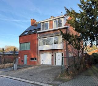 <p>Ruime woning met veel potentieel op een perceel van 4a 63ca, bestaande uit: inkomhal, apart toilet, wasruimte, open keuken, nachthal, 5 volwaardige kamers (waarvan één kan worden ingericht als slaapkamer, hobbyruimte of praktijkruimte), 2 badkamers en een inpandige garage. <br /><br />Deze woning beschikt over een bewoonbare oppervlakte van ca. 200 m². Achteraan bevindt zich een aangename tuin met tuinhuis. Dankzij de ruime en flexibele indeling is deze woning ideaal voor grote gezinnen en voor wie wonen wil combineren met een hobby of praktijkruimte.<br /><br />Gelegen in een aangename woonomgeving met vlotte verbindingen en voorzieningen in de nabije omgeving.<br /><br />Contacteer ons kantoor voor meer info of een bezoek ter plaatse via 0472/533.946 of mail info@immo-b.be!</p>